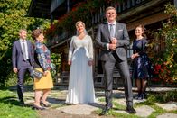 Der Bergdoktor – Annes (Ines Lutz, M.) und Martins (Hans Sigl, 2.v.r.) großer Tag. Lisbeth (Monika Baumgartner, 2. v. l.) Lilli (Ronja Forcher, r.) und Hans (Heiko Ruprecht, l.) freuen sich für die beiden.