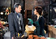 Rote Rosen – ARD ROTE ROSEN FOLGE 1686 Uhr im ERSTEN. Merle (Anja Franke, r.) ist beeindruckt, wie schnell Gunter (Hermann Toelcke, l.) Diecks Vertrauen gewinnen kann.