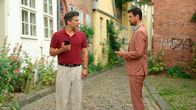 Rote Rosen – Julius (Jan Stapelfeldt r.) will sich in seine Aufgaben bei der EmKa einarbeiten. Sofort will Richard (Florian Odendahl l.) ihn dabei unterstützen, um Julius (Jan Stapelfeldt r.) in seinem Sinn zu manipulieren.