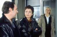 Doppelter Einsatz – Sabrina (Despina Pajanou, mi.) und Weber (Peter von Strombeck) besprechen sich, nachdem Viktor Caro (Eva Herzig) seine Version des Abends erzählt hat.