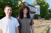 7 Tage ... – hr-fernsehen 7 TAGE ... ELITESCHULE, "Ein Film von Constatin Röse und Sebastian Krausse" Uhr. Reporter Constantin (li.) und Schüler Robin vor dem Internatssschloss.