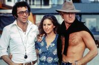 Robert Redford – Robert Redford (re.) mit Barbra Streisand (Mi.) und Regisseur Sydney Pollack (li.) bei den Dreharbeiten zu "So wie wir waren" aus dem Jahr 1973
