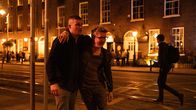 Kin – Dan Murphy (Donncha Tynan, l.) und Frank Kinsella (Aidan Gillen, r.)