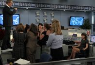 How I Met Your Mother – Barney (Neil Patrick Harris, l.) gibt alles, um Nora zu zeigen, wie sehr er sie liebt. Robin (Cobie Smulders, r.) ist eifersüchtig auf die beiden und macht es sich zur Aufgabe, Nora zu schikanieren und sie somit aus Barneys Leben zu verdrängen ...