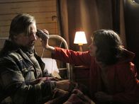 Jeder hat einen Plan – Als das Leben, dass sich Agustín (Viggo Mortensen, l.) nach seinem Identitätstausch aufgebaut hat, zu bröckeln beginnt, steht die charmante Rosa (Sofía Gala Castiglione, r.) ihm zur Seite. Aber kann er ihr wirklich trauen?