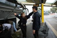 neoriginal: Safe – Hanna (Ella Lee) freut sich, dass ihr Vater Tom (Carlo Ljubek) sie am Busbahnhof abholt.