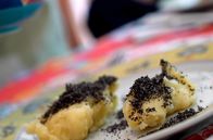 Stadt Land Kunst – Ein Lieblingsessen von Kindern: In Prag kocht Hana leckeres Kartoffelpüree und serviert es mit gemahlenem Mohn, zerlassener Butter und etwas Zucker.