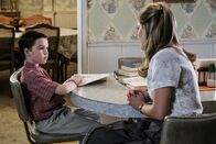 Young Sheldon – Iain Armitage (Sheldon Cooper), Zoe Perry (Mary Cooper).