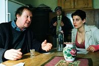 Mit Herz und Handschellen – Nina (Elena Uhlig, r.) verhört den Vater der Toten (Wilfried Labmeier, l.). Der hat seine Tochter immer wieder geprügelt ...
