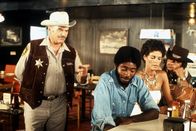 Convoy – Convoy Ein rassistischer Sheriff sucht Streit: Ernest Borgnine als Sheriff Lyle, Franklyn Ajaye als Spider Mike, Ali MacGraw als Melissa, Burt Young als Pig Pen Copyright: SRF/Beta Film