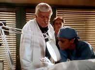 Diagnose: Mord – Amanda (Victoria Rowell, r.) und Mark (Dick Van Dyke, l.) entdecken zu Jesses (Charlie Schlatter, M.) großem Erstaunen an den Fingerspitzen des toten Dr. Morrissey kleine Einschnitte, die auf eine unnatürliche Todesursache schließen lassen.