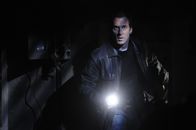 Saw V – Nachdem FBI- Agent Strahm (Scott Patterson) einer grausamen Falle des Jigsaws schwerverletzt entkommen konnte, wird ihm der Fall entzogen. Aber der mutige Detective ermittelt auf eigene Faust weiter - und kommt einem Geheimnis auf die Spur, das auch die Vergangenheit mit einschließt ...
