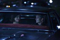 The Grinder - immer im Recht – Die Beziehung zwischen Claire (Natalie Morales, l.) und Timothy (Timothy Olyphant, r.) beeinträchtigt Deans Arbeit und auch sein Urteilsvermögen.