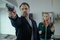 Südpol – Hans Wallentin (Juergen Maurer) zeigt seiner Geisel Ella (Lili Epply), dass seine Waffe geladen ist.