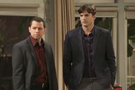 Two and a Half Men – Alan (Jon Cryer, l.) und Walden (Ashton Kutcher, r.) suchen Spielkameraden für ihren Pflegesohn Louis. In einen Spielpark werden sie allerdings nicht nur mit Spielkameraden für Louis fündig ...