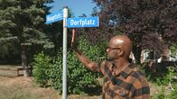 Yared kommt rum – Typisch Dorf - findet Yared Dibaba sich an den Ortsschildern der Hauptstraße und des Dorfplatzes wieder