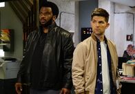 Ghosted – Leroy Wright (Craig Robinson, l.); Max Jennifer (Adam Scott, r.)
