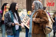 The Outlaws – Im Gespräch mit Claire (Lois Chimimba, l.) wird klar, dass die neue Generation von Aktivisten keinen Platz für Myrna (Clare Perkins, r.) und ihre radikalere Form des Protests hat. Doch Myrna will das, wofür sie ihr Leben lang gekämpft hat, nicht einfach aufgeben.