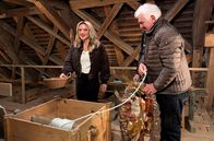 Holy Days – Evelyn Burdecki wagt sich mit Mesner Paul Maier (rechts) hoch unters Kirchendach zum „Heilig-Geist-Loch“.