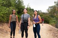 The Rookie – Um den Verdacht gegenüber Glasser nachzugehen, joggen Detective Harper (Mekia Cox, l.), Officer Chen (Melissa O'Neil, M.) und Juarez (Lisseth Chavez, r.) durch die Hollywood Hills, als sie von einem Flächenbrand überrascht werden.