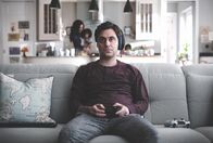 Dead Pixels – Wenn Usman (Sargon Yelda, r.) "Kingdom Scrolls" spielt, ist ihm sein Familienleben völlig egal - also immer.