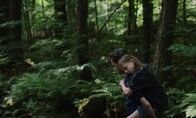 Ich war zuhause, aber ... – Für Phillip (Jakob Lassalle) und seine kleine Schwester Flo (Clara Möller) wird die Natur zu einem Rückzugsraum, der es ihnen ermöglicht, ihrer Trauer über den Verlust des Vaters zu begegnen.