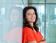 Umschau – Moderatorin Ana Plasencia im neu gestalteten UMSCHAU-Studio.
