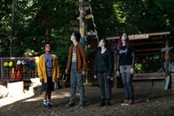 Silverpoint – Glen (Krish Misra), Louis (Oliver Cunliffe), Bea (Aoife Hughes) und Kaz (Maiya Silveston, von links) suchen nach dem Dinosaurier, der sich ganz in der Nähe des Camps aufhält. Louis erzählt den anderen, dass er nach dem Tod seines Vaters eine Angststörung hatte, und er die Angst in einer Psychotherapie als Dinosaurier visualisiert hatte.