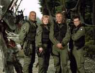 Stargate – L-R: Teal'c (Christopher Judge), Major Samantha Carter (Amanda Tapping), Colonel Jack O'Neill (Richard Dean Anderson) und Dr. Daniel Jackson (Michael Shanks)