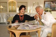 In Erinnerung an Ruth Maria Kubitschek: Das Traumschiff – Unter dem Motto "Geheime Kommandosache" organisiert Oskar (Harald Schmidt, r.) das große Fest zum 30-jährigen Berufsjubiläum von Beatrice (hier mit Hannelore Elsner, l.)
