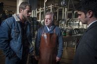 Der letzte Bulle – Sven Lohmeyer wurde kurz nach seiner Haftentlassung ermordet. Schon bald stoßen Mick (Henning Baum, l.) und Andreas (Maximilian Grill, r.) auf Brauereibesitzer Ralf Rothstein (Andreas Schmidt-Schaller, M.), der dem Toten einen Job angeboten hatte, obwohl seine Tochter Juliane vor Jahren durch dessen Hand starb ...