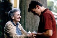 Der Regenmacher – Rudy Baylor (Matt Damon) wohnt zur Untermiete bei Miss Birdie (Teresa Wright).