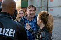 Großstadtrevier – Lukas Petersen (Patrick Abozen, l.) und Nina Sieveking (Wanda Perdelwitz, r.) haben Manfred Acker (Markus Graf, 2.v.r.) im Verdacht, für die Gesichtsverletzungen seiner Tochter Giulia Acker (Julia Jendrossek, im HG) verantwortlich zu sein.