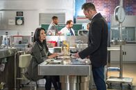 Elementary – Immer wieder kommt es zu Spannungen zwischen Watson (Lucy Liu, l.) und Holmes (Jonny Lee Miller, r.). Schuld daran ist Mycroft, für den Watson immer noch Gefühle hegt. Und obwohl sie nun nicht mehr mit ihm zusammenkommen wird, will sie dennoch bei Sherlock ausziehen - was dieser gar nicht gut aufnimmt ...