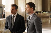 Suits – L-R: Harvey Specter (Gabriel Macht) und Mike Ross (Patrick J. Adams)