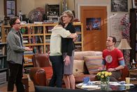 The Big Bang Theory – Genau wie Sheldon (Jim Parsons, r.) ist auch Leonards (Johnny Galecki, l.) Mutter Beverly (Christine Baranski, 2.v.r.) mit dem körperlichen Kontakt Pennys (Kaley Cuoco, 2.v.l.) überfordert ...