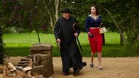 Father Brown – Bunty (Emer Kenny) und Father Brown (Mark Williams) sind schockiert, als sie von dem Tod der Autorin erfahren. Sie wollen mehr über den Tatort und den Mord erfahren.