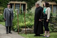 Father Brown – Inspector Mallory (Jack Deam, l.) verkündet, dass Mrs. Rudge aufgrund eines verstopften Kamins durch die Rauchentwicklung starb. Father Brown (Mark Williams, M.) und Bunty (Emer Kenny, r.) haben jedoch ihre Zweifel daran, dass es sich um einen Unfall handelt.