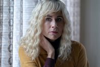 Uproar – Die alleinerziehende Mutter Shirley Waaka (Minnie Driver) macht sich Sorgen um ihre beiden Söhne.