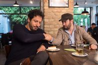 jerks. – Während sich Christian (r.) durch eine bittere Lüge in der Selbsthilfegruppe ziemlich in die Bredouille bringt, trifft sich Fahri (l.) mit Sido und versucht, seinen Kumpel miteinzuschleusen. Sido scheint Herrn Ulmen allerdings nicht sonderlich zu mögen ...