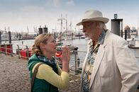 Notruf Hafenkante – Franzi (Rhea Harder, l.) will Ruhe vor ihrem Vater (Karl Dall, r.).