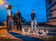 SOKO Linz – Joyce Kumi (Sarah Quarshie, l.), Kathrin Reisch (Maj-Britt Klenke, M.) und Daniel Aigner (Leon Blaschke), Mitglieder der Sprayer-Gruppe "Hurricane", sind bestürzt über den Tod ihres Freundes Jens Scheurer.