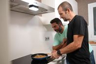 Expeditionen: Zu Tisch ... – Raúl Calvo und Iñigo Ipinza bereiten einen Pintxo zu.