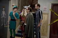 The Big Bang Theory – Penny lädt die vier Physiker Leonard (Johnny Galecki, 2.v.r.), Sheldon (Jim Parsons, r.), Howard (Simon Helberg, l.) und Raj (Kunal Nayyar, 2.v.l.) zu einer Halloween-Party ein. Die Männer sind begeistert ...