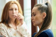 Das Mädchen aus Kyjiw – Olga (Kseniia Mishyna, re.) überbringt Nikolays Familie eine schreckliche Nachricht.