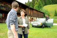 Der Bergdoktor – Lisbeth (Monika Baumgartner, r.) und Hans (Heiko Ruprecht, l.) sind wenig erfreut über den Brief, der von Lillis Schule kam.