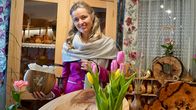 Hoagascht – Christina Ömmer mit einem handgemachten Holztascherl von Johann Waldenberger während ServusTV's Hoagascht „Zinnknopf trifft Holztascherl“, im Schauraum von Holzdesign Waldenberger – s’Holztascherl, Pennewang, Oberösterreich, Österreich am 30.01.2026.