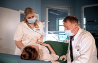 In aller Freundschaft – Weil Jenny Thiemann (Caroline Hartig, liegend) zu spät in die Sachsenklinik gekommen ist, hat sich nun doch eine lebensgefährliche Bauchfellentzündung entwickelt. Schwester Miriam (Christina Petersen, li.) hat sofort Dr. Roland Heilmann (Thomas Rühmann, re.) informiert, der jetzt schnell handeln muss.