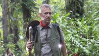 Death in Paradise – Ornithologe Marc Talbot (Richard Huw) ist mit einer Gruppe im Dschungel von Sainte Marie unterwegs, um einen seltenen Papagei zu beobachten. Kurze Zeit später wird er erstochen aufgefunden.