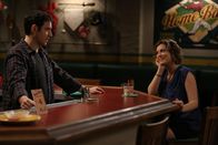 Crazy Ex-Girlfriend – Greg Serrano (Santino Fontana, l.); Rebecca Bunch (Rachel Bloom, r.)